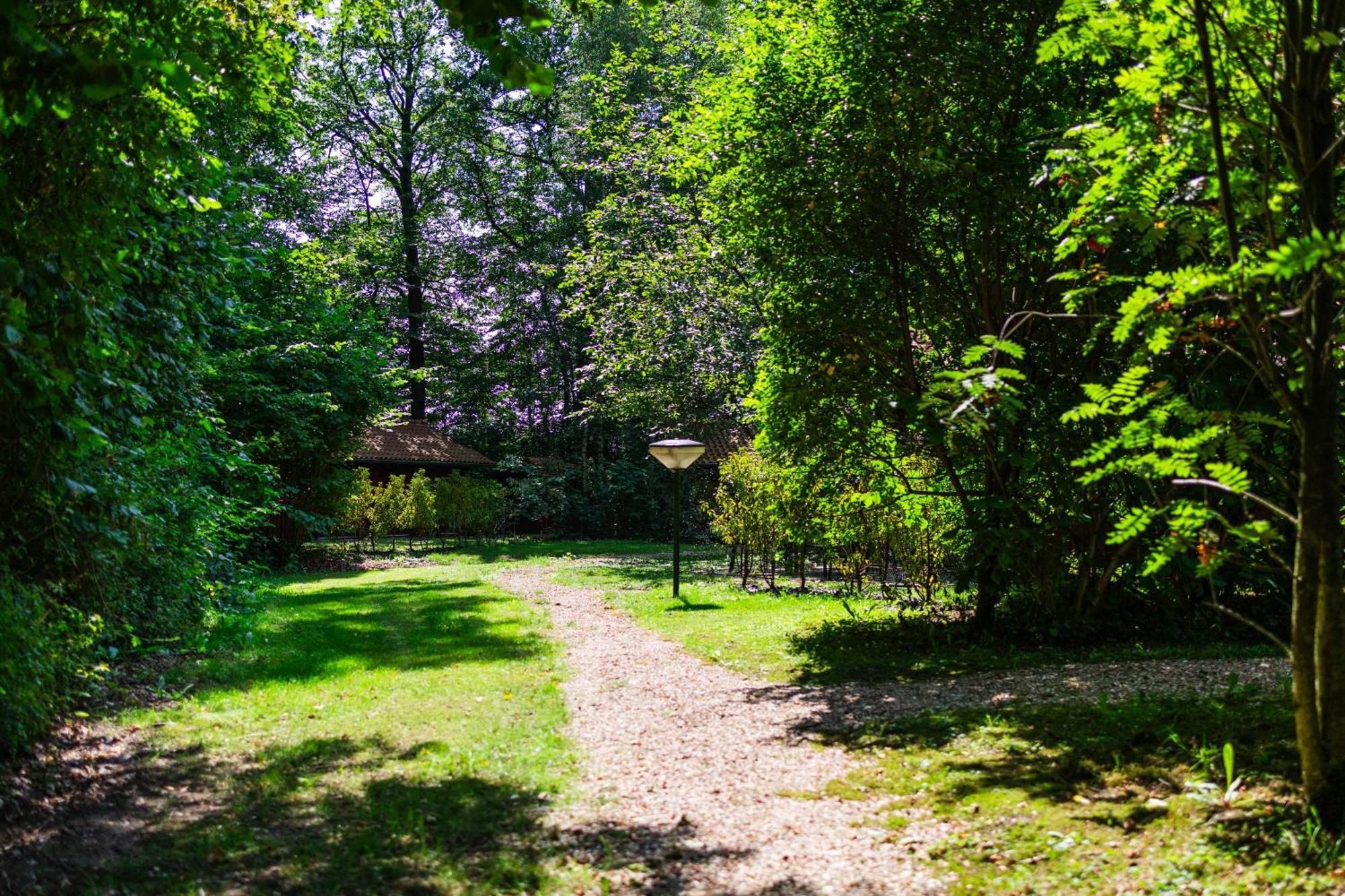 Sfeervolle Blokhut Met Fijne Buitenruimte @ Veluwe Epe Bagian luar foto